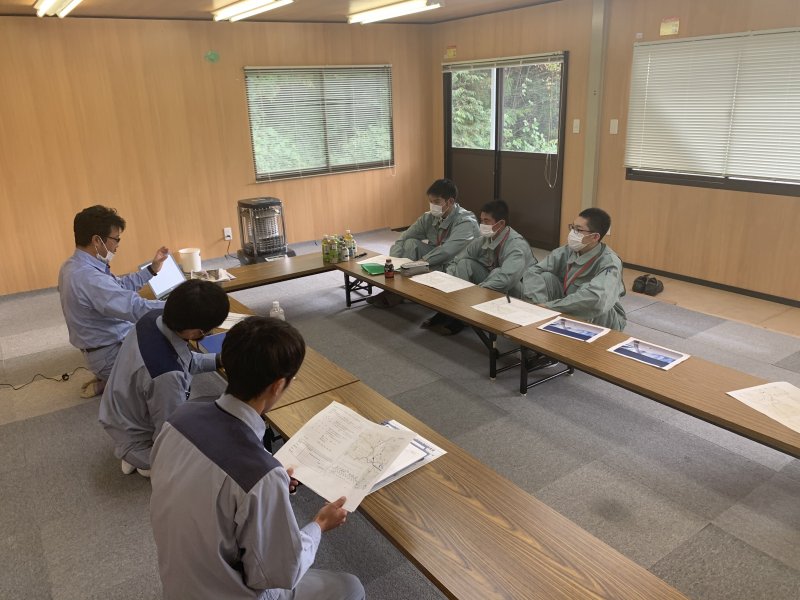 橋梁工事について説明をしている様子です。