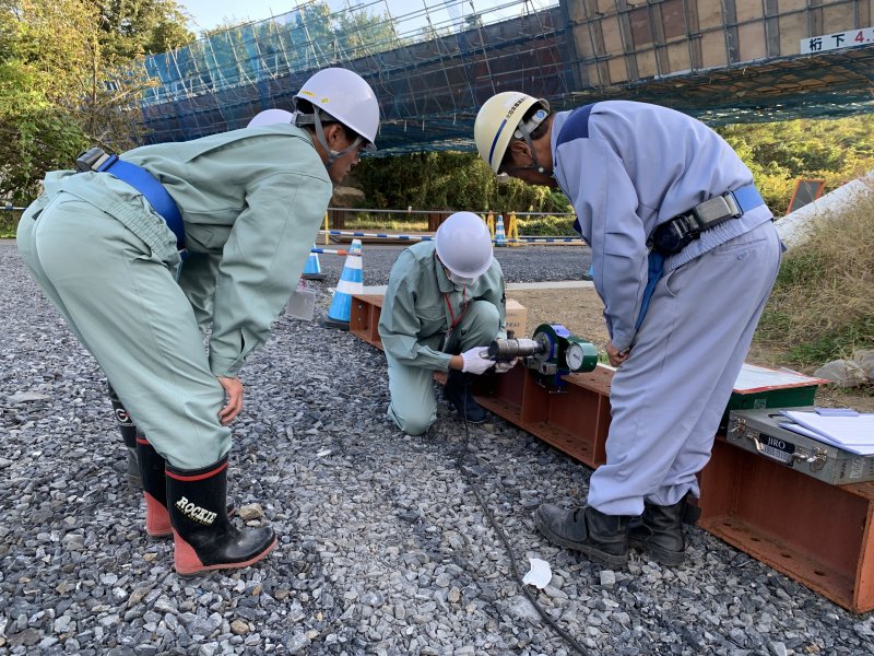 橋を連結する高力ボルトの軸力試験を実施しました。
