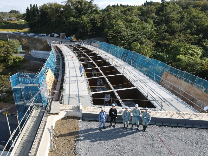 ドローンで橋梁を背景に撮影しました。